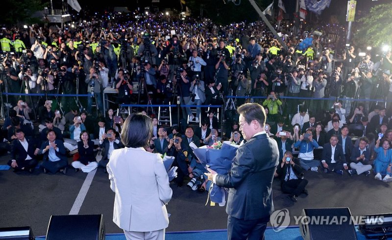 국민개표방송 행사장 찾은 이재명 후보 내외 (출처=연합뉴스)