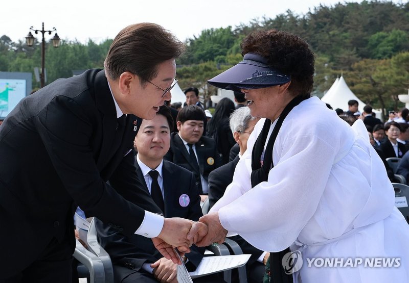 이재명 후보와 5.18 유가족 (출처=연합뉴스)