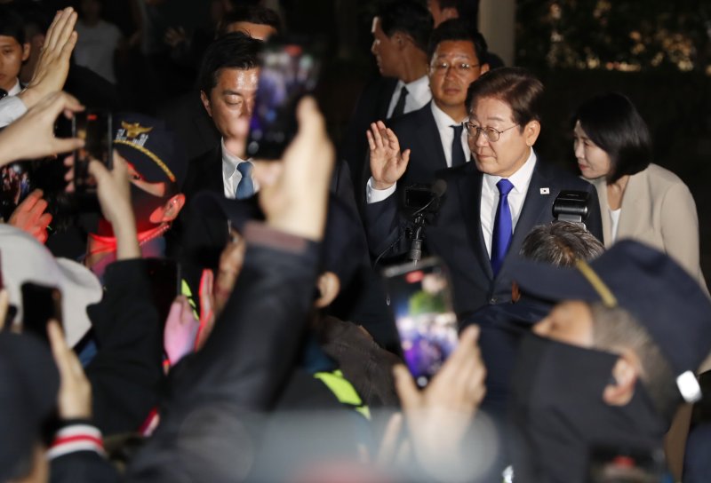 [인천=가상 바카라] 김동영 기자 = 이재명 더불어민주당 대선후보가 3일 오후 인천 계양구 한 아파트에서 제21대 가상 바카라선거 개표 결과를 확인한 뒤 자택을 나서며 모인 주민들과 인사를 나누고 있다. 2025.06.04. dy0121@newsis.com