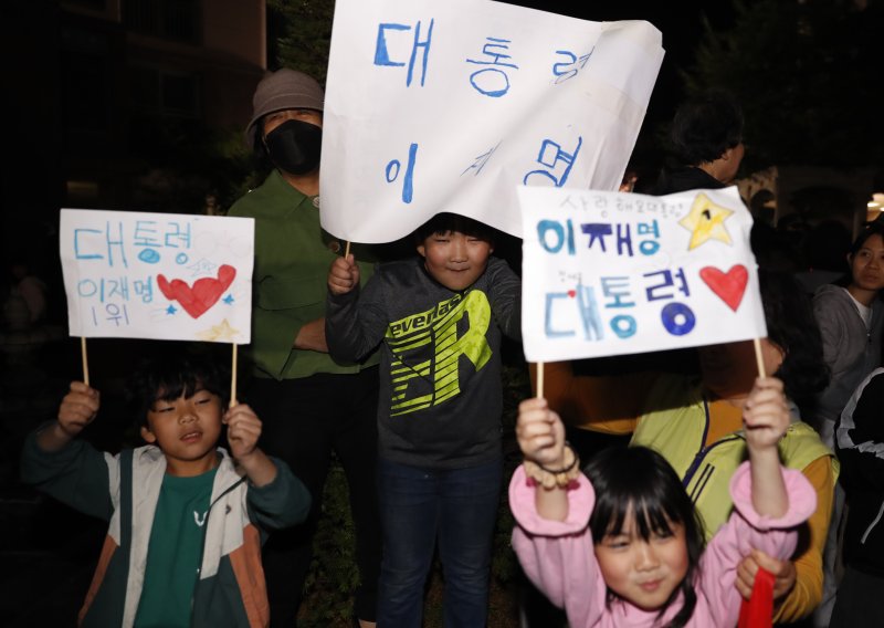[인천=가상 바카라] 김동영 기자 = 3일 오후 제21대 가상 바카라선거 개표가 진행 중인 가운데 인천 계양구 이재명 더불어민주당 후보의 자택 앞에서 한 초등학생들이 "이재명"을 외치며 손수 만든 피켓을 흔들고 있다. 2025.06.04. dy0121@newsis.com
