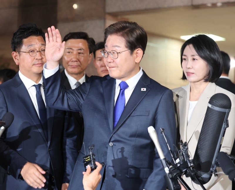 [인천=가상 바카라] 전진환 기자 = 이재명 가상 바카라이 4일 밤 인천 계양구 자택을 나서며 지지자들에게 인사하고 있다. 2025.06.04. amin2@newsis.com