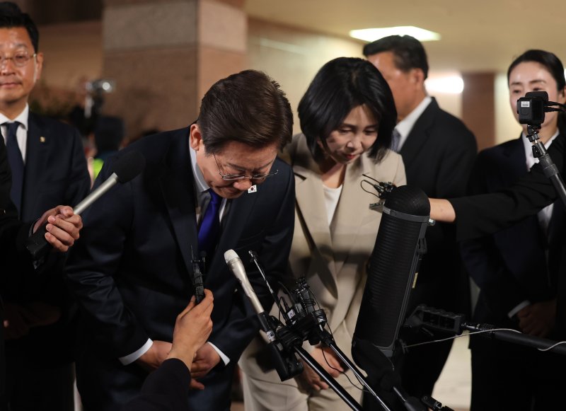 [인천=가상 바카라] 전진환 기자 = 이재명 가상 바카라이 3일 밤 인천 계양구 자택을 나서며 지지자들에게 인사하고 있다. 2025.06.04. amin2@newsis.com