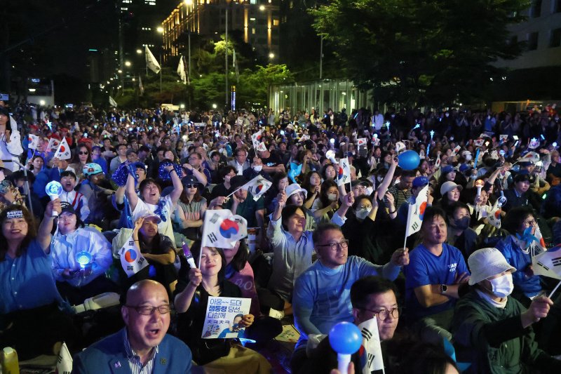 [서울=가상 바카라] 조성우 기자 = 이재명 더불어민주당 가상 바카라 후보가 3일 밤 당선이 확실시된 가운데 서울 여의도 국회 앞에서 지지자들이 환호하고 있다. (공동취재) 2025.06.04. photo@newsis.com