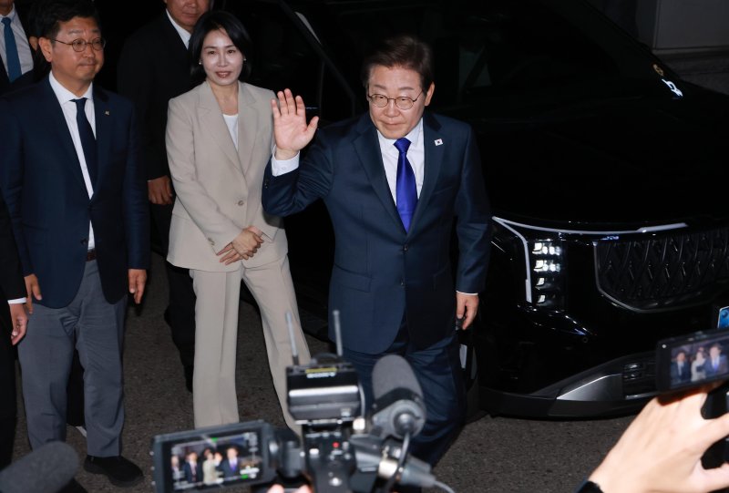 [서울=가상 바카라] 조성우 기자 = 이재명 가상 바카라이 4일 오전 서울 여의도 더불어민주당 당사에 도착해 인사하고 있다. (공동취재) 2025.06.04. photo@newsis.com