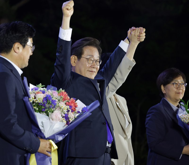 해외 바카라사이트 해외 바카라사이트이 4일 오전 서울 여의도 국회 앞에서 열린 국민 개표방송 행사에서 꽃다발을 받은 뒤 시민들을 향해 인사하고 있다. 공동취재