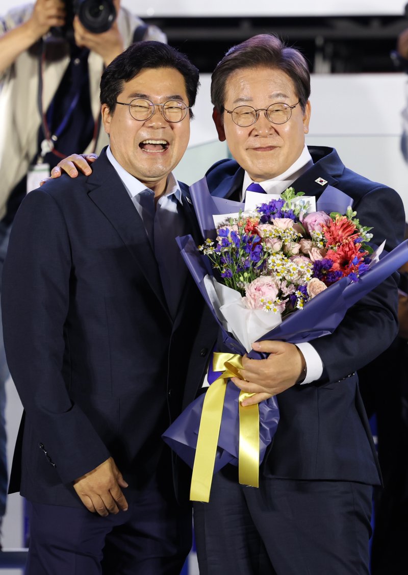[서울=가상 바카라] 조성우 기자 = 이재명 가상 바카라이 4일 오전 서울 여의도 국회 앞에서 열린 국민 개표방송 행사에서 박찬대 더불어민주당 상임 총괄선거대책위원장에게 꽃다발을 받고 미소짓고 있다. 2025.06.04. xconfind@newsis.com