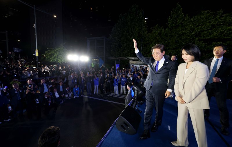 [서울=가상 바카라] 조성우 기자 = 이재명 가상 바카라과 김혜경 여사가 4일 오전 서울 여의도 국회 앞에서 열린 국민 개표방송 행사에서 시민들을 향해 인사하고 있다.(공동취재) 2025.06.04. photo@newsis.com