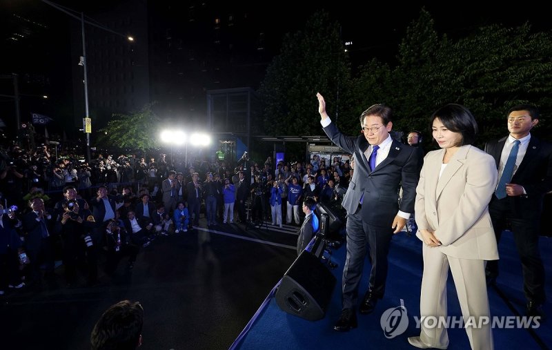 인사하는 이재명 당선인과 김혜경 여사 (출처=연합뉴스)