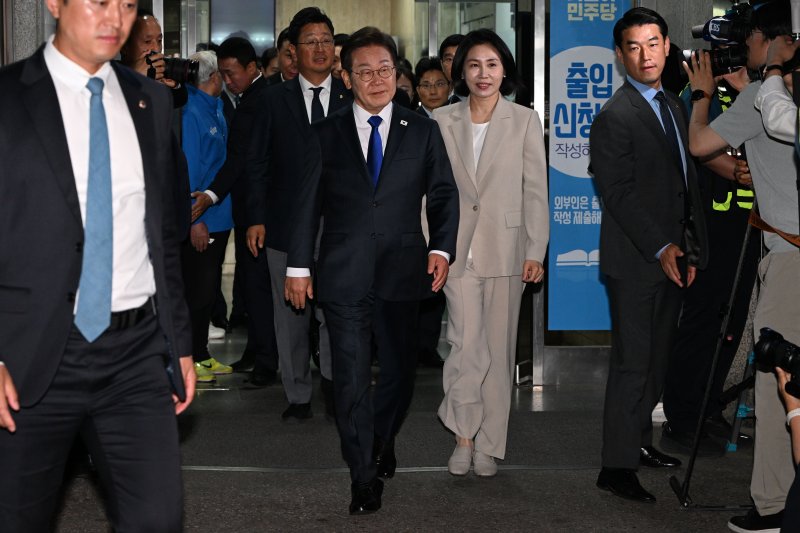 당선이 확실시된 이재명 더불어민주당 대통령 후보가 4일 서울 여의도 민주바카라사이트 소닉를 방문한 후 개표방송 행사로 향하고 있다. (공동취재) 2025.6.4/바카라사이트 소닉1 ⓒ News1 안은나 기자