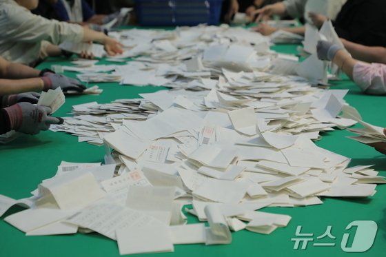 21대 대통령선거 개표가 시작된 3일 오후 8시 메이저 바카라사이트 장난감 북구 오토밸리복지센터 체육관에서 개표사무원들이 분주하게 개표하고 있다. 2025.6.3/메이저 바카라사이트 장난감1 ⓒ News1 김세은 기자