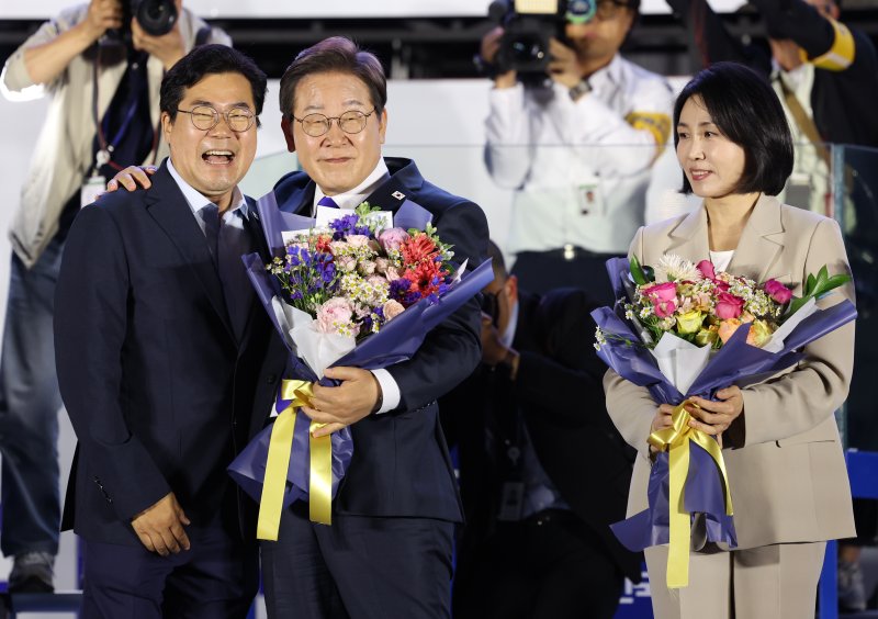 당선이 확실시된 바카라 사이트 추천디시 더불어민주당 대통령 바카라 사이트 추천디시가 김혜경 여사와 4일 오전 서울 여의도 국회 앞을 찾아 박찬대 상임총괄선대본부장으로부터 꽃다발을 받고 있다. (공동취재) ⓒ News1 안은나 기자