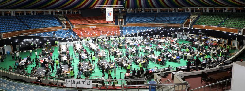 제21대 대통령 선거일인 3일 밤 바카라사이트 아벤카지노시 한라체육관에서 개표작업이 이뤄지고 있다.2025.6.3./바카라사이트 아벤카지노1 2025.6.3/바카라사이트 아벤카지노1 ⓒ News1 오미란 기자
