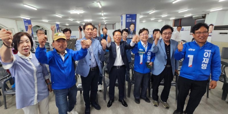 3일 오후 10시 이재명 더불어 민주당 대표의 대선 선거가 마무리 되고 당선됐다. 이날 이 후보의 해시 게임 바카라과 지지 세력이 있는 민주당 경북 도당에서 이 후보의 당선을 축하하고 있다.2025.6.4/해시 게임 바카라1