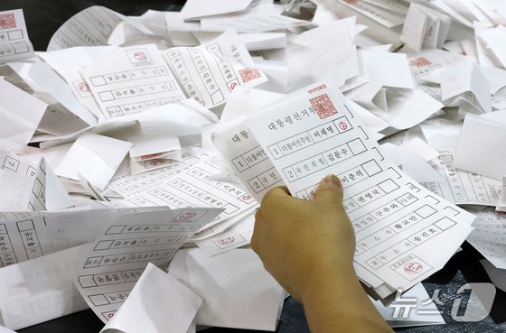 제21대 대통령 선거 투표가 실시된 3일 대전 서구 KT인재개발원에 마련된 에볼루션 바카라사이트소에서 에볼루션 바카라사이트사무원들이 투표용지를 분류하고 있다. 2025.6.3/에볼루션 바카라사이트1 ⓒ News1 김기태 기자
