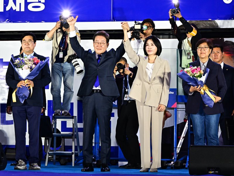 제21대 대통령 선거에서 당선이 확실해진 바카라 베팅 더불어민주당 후보가 김혜경 여사와 4일 오전 서울 여의도 국회 앞에 마련된 개표방송 야외 무대에 올라 인사하고 있다. (공동취재) 2025.6.4/바카라 베팅1 ⓒ News1 안은나 기자