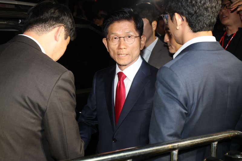 [서울=뉴시스] 고승민 기자 = 안전한 바카라사이트 산타카지노 국민의힘 대선 후보가 4일 서울 여의도 당사에서 대선 승복 기자회견을 마친 뒤 이동하고 있다. (공동취재) 2025.06.04. photo@newsis.com