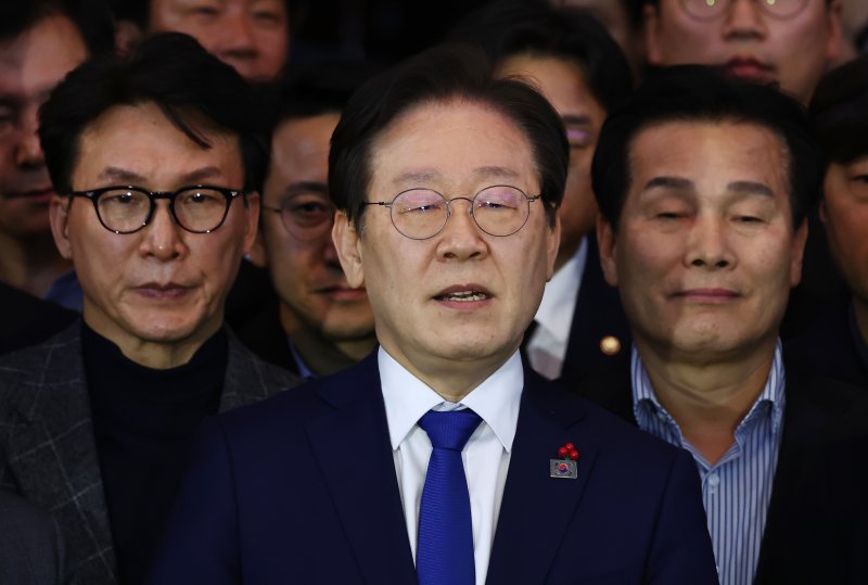 윤석열 대통령이 비상계엄령을 선포한 가운데 4일 새벽 서울 여의도 국회 로텐더홀에서 먹튀없는 바카라사이트 아톰카지노 더불어민주당 대표 등 의원들이 비상계엄 해제 요구 결의안 통과 후 입장을 발표하고 있다. 2024.12.4/뉴스1 ⓒ News1 김민지 기자