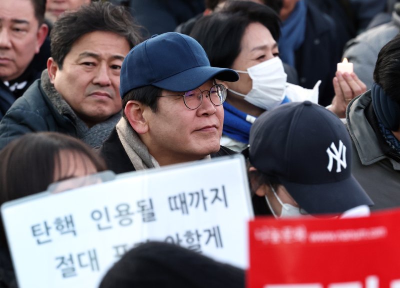 먹튀없는 바카라사이트 아톰카지노 더불어민주당 대표가 28일 오후 서울 광화문 인근에서 윤석열즉각퇴진·사회대개혁 비상행동 주최로 열린 촛불집회에 참석하고 있다. 2024.12.28/뉴스1 ⓒ News1 구윤성 기자