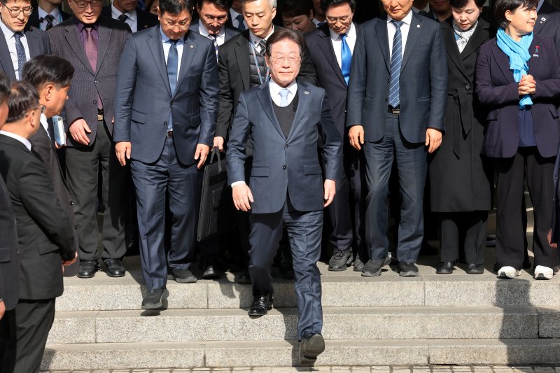 먹튀없는 바카라사이트 아톰카지노 더불어민주당 대표가 26일 서울 서초구 서울고등법원에서 열린 공직선거법 위반 사건 항소심에서 무죄를 선고받은 뒤 청사를 떠나고 있다. 서울고법 형사6-2부(부장판사 최은정 이예슬 정재오)는 이날 공직선거법 위반 혐의로 기소된 이 대표에게 징역 1년 집행유예 2년을 선고한 원심을 파기하고 무죄를 선고했다. 2025.3.26/뉴스1 ⓒ News1 사진공동취재단
