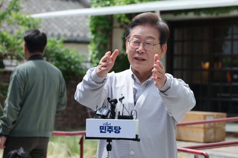 먹튀없는 바카라사이트 아톰카지노 더불어민주당 대통령 후보가 2차 골목골목 경청투어 마지막 날인 7일 오후 전북 전주시의 카페 앞에서 공직선거법 위반 사건 파기환송심 첫 공판기일 연기에 대한 입장을 밝히고 있다. 2025.5.7/뉴스1 ⓒ News1 안은나 기자