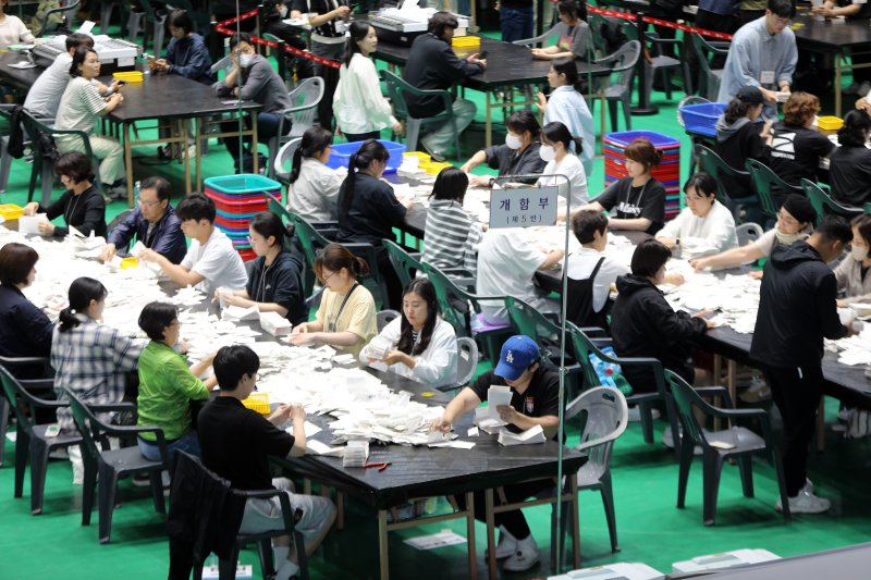 제21대 대통령 선거일인 3일 밤 제주시 한라체육관에서 개표작업이 이뤄지고 있다. ⓒ News1 오미란 기자