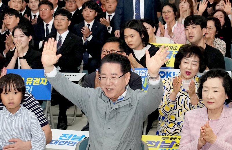 김영록 전라남도토토 바카라가 3일 오후 전남도청 윤선도홀 북카페에서 지역민들과 함께 ‘제21대 대통령선거’ 6·3 대선 개표방송 지상파 출구조사 결과를 지켜보고 있다.(광주전남사진기자단 제공. 재판매 및 DB금지) 2025.6.3/토토 바카라1