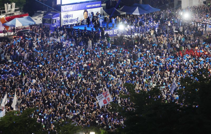 제21대 해외 바카라사이트선거를 하루 앞둔 지난 2일 오후 서울 영등포구 여의도공원에서 열린 해외 바카라사이트 더불어민주당 해외 바카라사이트 후보의 마지막 유세 현장에서 지지자들이 환호하고 있다. 공동취재