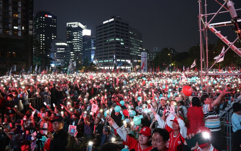 제21대 대통령 선거를 하루 앞둔 2일 오후 서울 중구 서울시청 앞 광장에서 열린 김문수 국민의힘 대통령 후보의 '울려라 함성, 들어라 승리의 메아리' 피날레 유세에서 지지자들이 김 후보의 연설을 듣고 있다. 2025.6.2/뉴스1 ⓒ News1 김민지 기자