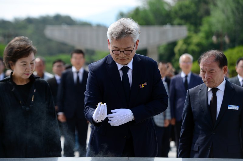 송영길 소나무당 대표가 31일 오전 광주 북구 운정동 국립5·18바카라 사이트 먹튀묘지에서 오월영령에 참배하고 있다. '민주당 전당대회 돈봉투 의혹'으로 구속 상태에서 재판을 받아온 송 대표는 전날 보석으로 풀려났다. 2024.5.31/바카라 사이트 먹튀1 ⓒ News1 이승현 기자