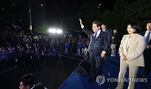 인사하는 이재명 후보와 김혜경 여사 (출처=연합뉴스)