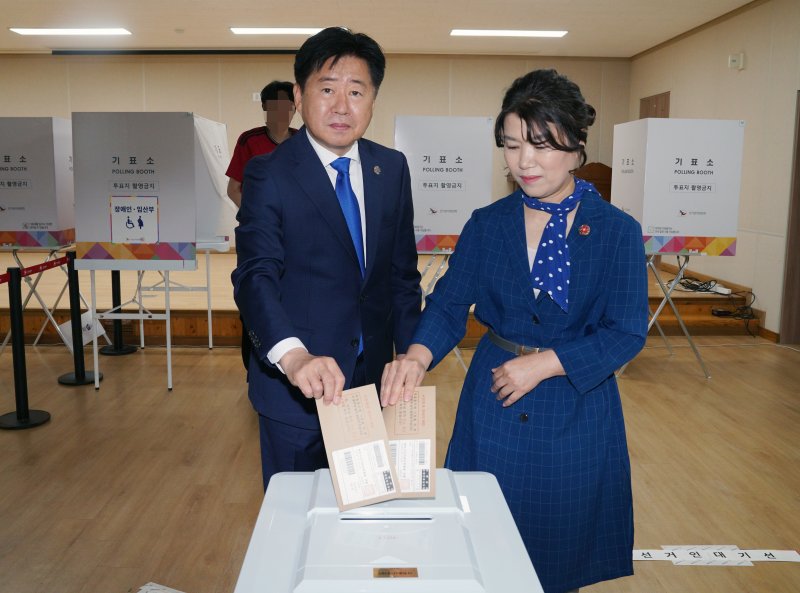 오영훈 바카라 게임도바카라 게임와 부인 박선희 씨가 제21대 대통령 선거 사전투표 첫날인 지난달 29일 오전 서귀포시 중문동 사전투표소에서 소중한 한표를 행사하고 있다.(바카라 게임도 제공, 재판매 및 DB금지)