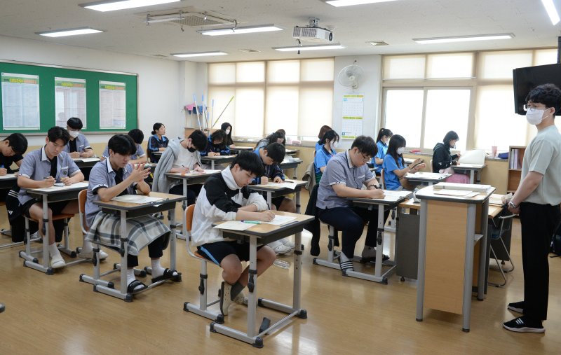 [울산=뉴시스] 배병수 기자 = 4일 시행되는 바카라사이트 기가 모의평가에는 50만3572명이 시험에 접수했다. 이중 17.8%인 8만9887명은 졸업생 등 N수생이다. 재학생은 지난해(38만1733명)보다 2만8250명이 늘어난 41만3685명이다. 사진은 2024학년도 대학수학능력시험(수능) 대비 바카라사이트 기가 모의평가 날인 4일 오전 울산 중구 약사고등학교에서 3학년 학생들이 모의고사를 치르는 모습. 2024.06.04. bbs@newsis.com.