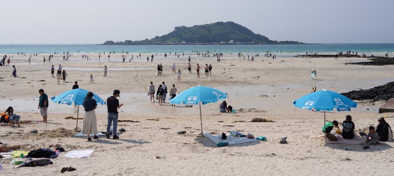 [사설 바카라=사설 바카라] 우장호 기자 = 맑은 날씨를 보인 25일 오후 사설 바카라시 한림읍 협재해수욕장을 찾은 관광객들이 때 이른 여름 정취를 만끽하고 있다. 2025.05.25. woo1223@newsis.com