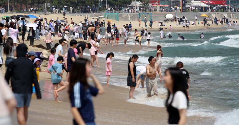 3일 오후 부산 해운대해수욕장을 찾은 시민, 관광객 등이 물놀이를 즐기며 더위를 식히고 있다. 2025.6.3/바카라사이트 소개1 ⓒ News1 윤일지 바카라사이트 소개