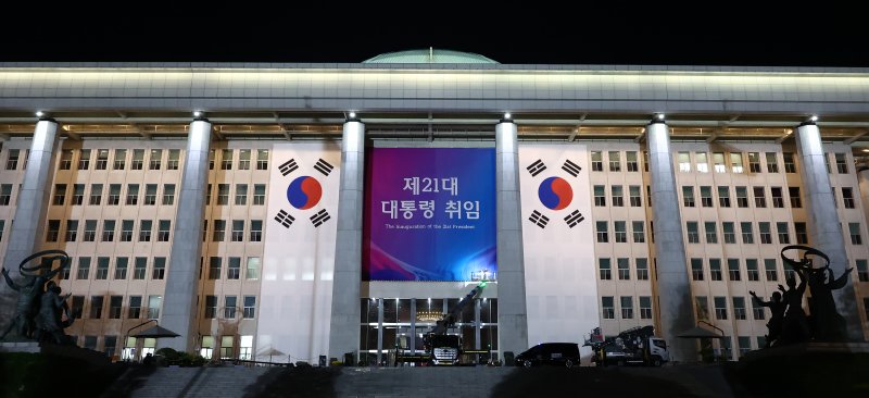 이재명 더불어민주당 대통령 후보의 제21대 대선 당선이 확실시된 4일 오전 서울 여의도 라이브바카라 본청 외벽에 취임식 현수막이 걸리고 있다. 2025.6.4/라이브바카라1 ⓒ News1 김민지 기자