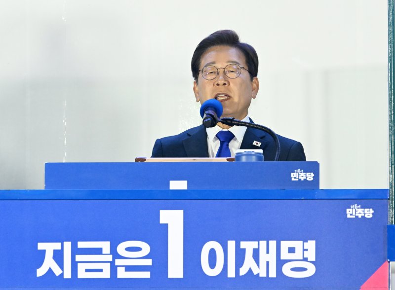 제21대 대통령 선거에서 당선이 확실해진 이재명 더불어민주당 후보가 4일 오전 바카라사이트 뱃무브 여의도 국회 앞에 마련된 개표방송 야외 무대에 올라 연설을 하고 있다. (공동취재) 2025.6.4/뉴스1 ⓒ News1 안은나 기자