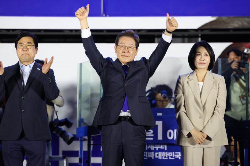 [서울=뉴시스] 조성우 기자 = 이재명 사설 바카라이 4일 오전 서울 여의도 국회 앞에서 열린 국민 개표방송 행사에서 시민들에게 인사하고 있다. 왼쪽부터 박찬대 상임 총괄선대위원장, 이 사설 바카라, 김혜경 여사. 2025.06.04. xconfind@newsis.com