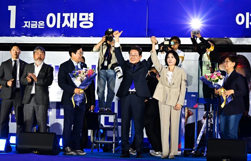 제21대 대통령 선거에서 당선이 확실해진 이재명 더불어민주당 후보가 김혜경 여사와 4일 에볼루션 바카라 무료 서울 여의도 국회 앞에 마련된 개표방송 야외 무대에 올라 인사하고 있다. (공동취재) 2025.6.4/에볼루션 바카라 무료1 ⓒ News1 안은나 기자