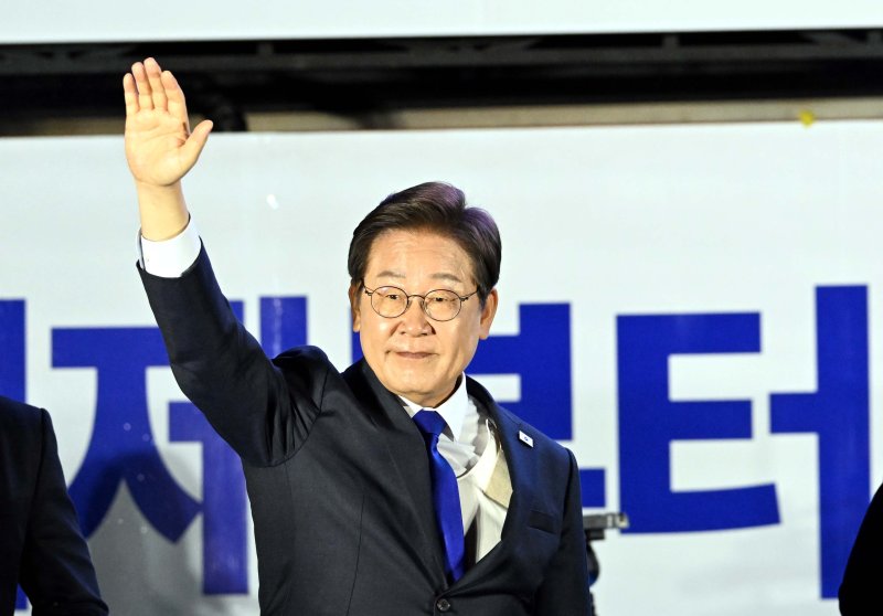 이재명 대통령이 안전한 바카라사이트 안전한 바카라사이트 서울 여의도 국회 앞에서 열린 국민 개표방송 행사에서 시민들을 향해 인사하고 있다./사진=뉴시스