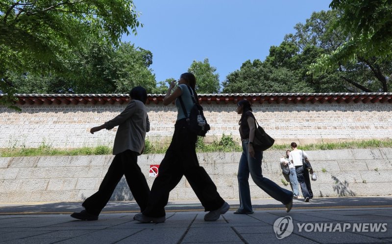 따뜻한 날씨, 나들이 즐기는 시민들 (출처=연합뉴스)