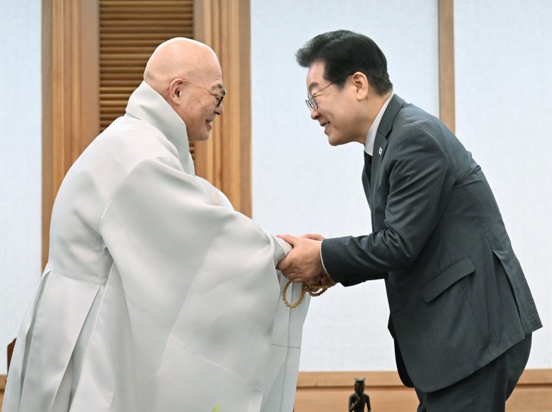 [서울=뉴시스] 최동준 기자 = 2025 바카라사이트 더불어민주당 대표가 24일 서울 종로구 한국불교역사문화기념관에서 조계종 총무원장 진우스님을 예방하고 있다. (공동취재) 2025.02.24. photo@newsis.com