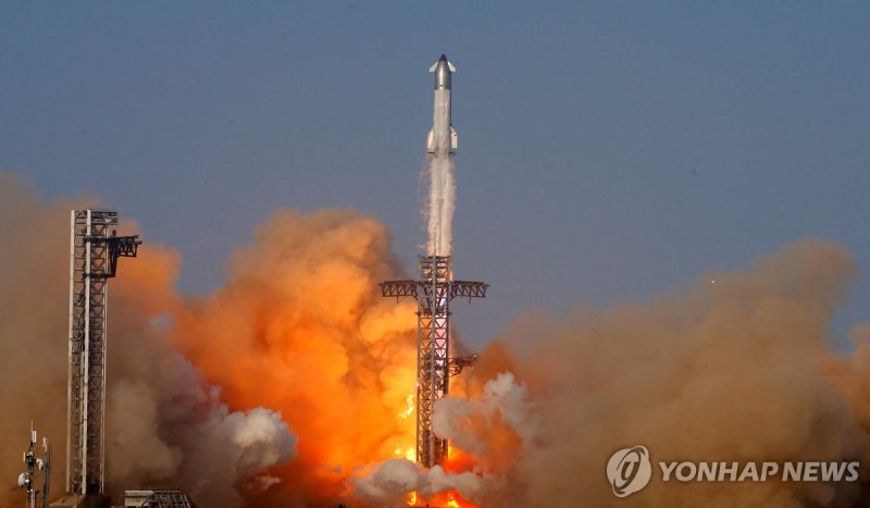 지난달 27일 발사된 스페이스X의 로켓·우주선 스타십 (출처=연합뉴스)