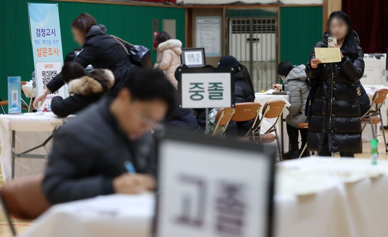 [서울=뉴시스] 홍효식 기자 = 지난 2월 17일 서울 동작구 서울공업고등학교 체육관에서 열린 2025년도 제1회 초·중·고 바카라사이트 카지노판 응시 원서 접수에서 응시생들이 응시 원서를 작성하는 모습. 2025.02.17. yesphoto@newsis.com