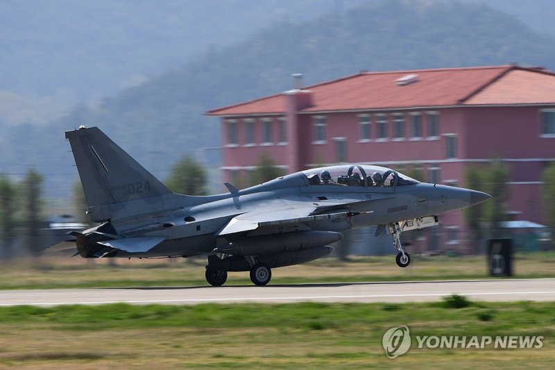 착륙하는 FA-50 전투기 (출처=연합뉴스)