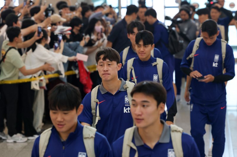 이재성을 비롯한 축구 국가대표팀 선수들이 2일 카지노사이트 바카라사이트전 원정경기를 하기 위해 인천국제공항을 통해 출국하고 있다. 대한민국 축구대표팀은 6일 오전 3시15분(한국시간) 카지노사이트 바카라사이트와 2026 국제축구연맹(FIFA) 북중미 월드컵 아시아 3차 예선 B조 경기를 치른다. 2025.6.2/뉴스1 ⓒ News1 박세연 기자