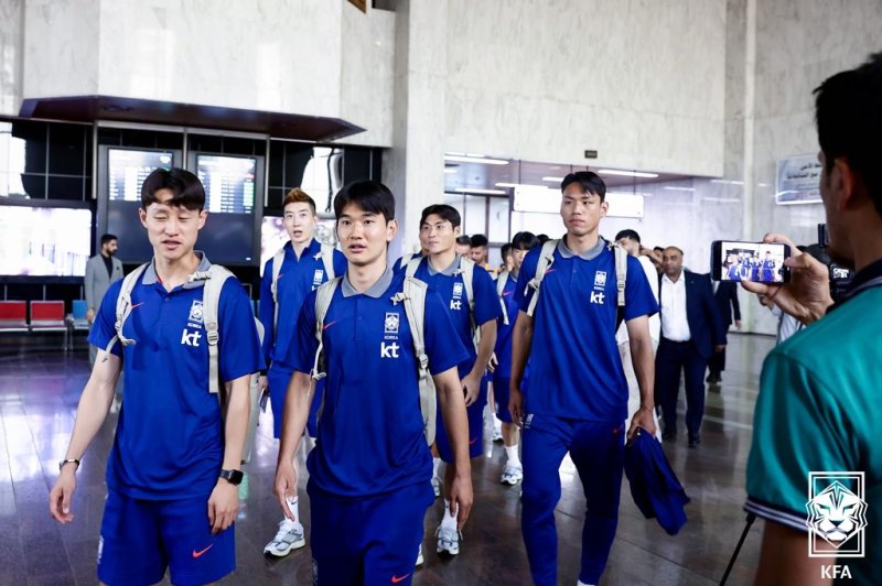 2026 FIFA 북중미 월드컵 3차 예선을 위해 출국한 대한민국 축구대표팀이 지난 2일(현지시간) 바카라사이트 신고 바스라 국제공항에 도착해 이동하고 있다. (대한축구협회 제공. 재판매 및 DB 금지) 2025.6.3/뉴스1