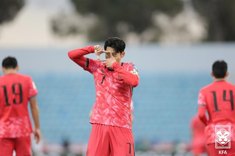 19일 오후(한국시간) 요르단 암만 국제경기장에서 열린 2026 북중미 바카라사이트 신고 아시아지역 3차 예선 B조 6차전 팔레스타인과 대한민국의 경기에서 손흥민이 동점골을 터뜨린 뒤 세리머니를 하고 있다.(대한축구협회 제공) 2024.11.19/뉴스1
