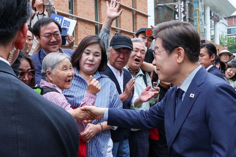 이재명 더불어민주당 대통령 당선인이 지난 2일 오후 경기 성남시 주민교회에서 기자회견을 마친 뒤 성남시의료원 앞에 대기하고 있던 시민들과 인사를 나누고 있다. 2025.6.2/에볼루션 바카라 무료1 ⓒ News1 안은나 기자