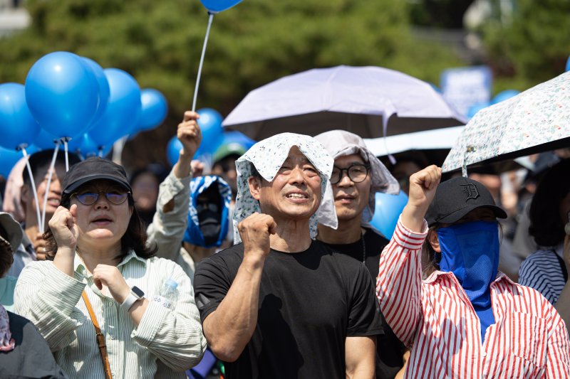 1일 오전 경북 안동시 용부공원에서 열린 이재명 더불어민주당 바카라사이트 벳위즈 후보 유세에서 시민들이 이 후보의 연설을 듣고 있다. 2025.6.1/바카라사이트 벳위즈1 ⓒ News1 이재명 기자