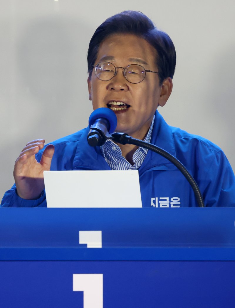 [서울=뉴시스] 조성우 기자 = 메이저 바카라 사이트 더불어민주당 대선후보가 2일 오후 서울 영등포구 여의도공원 메이저 바카라 사이트의마당에서 열린 집중유세에서 연설하고 있다. 2025.06.02. xconfind@newsis.com